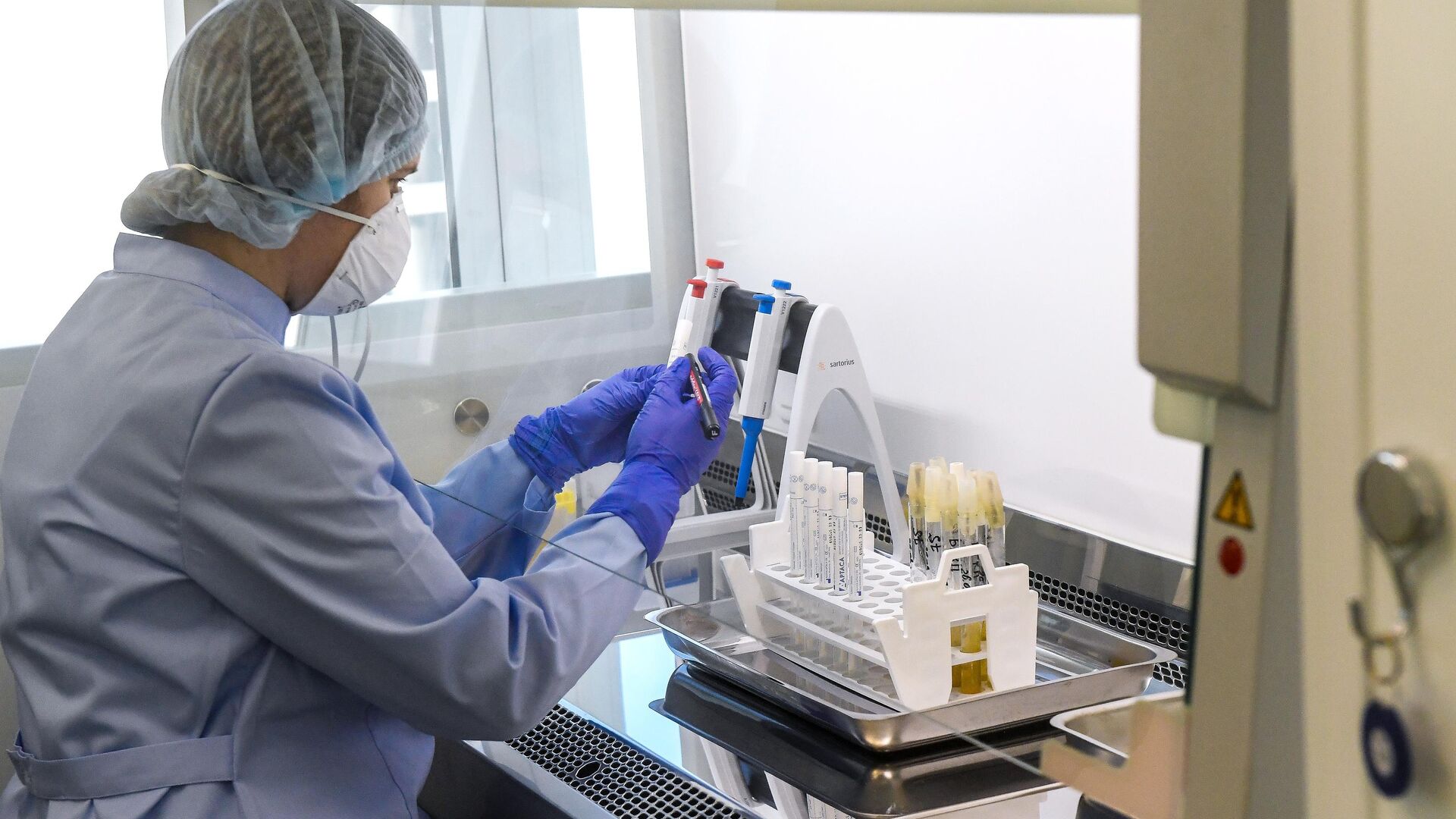Сотрудница тестирует химический состав в лаборатории на фармацевтическом предприятии - РИА Новости, 1920, 28.07.2020