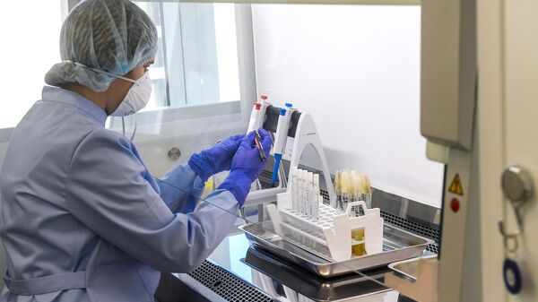 Сотрудница тестирует химический состав в лаборатории на фармацевтическом предприятии