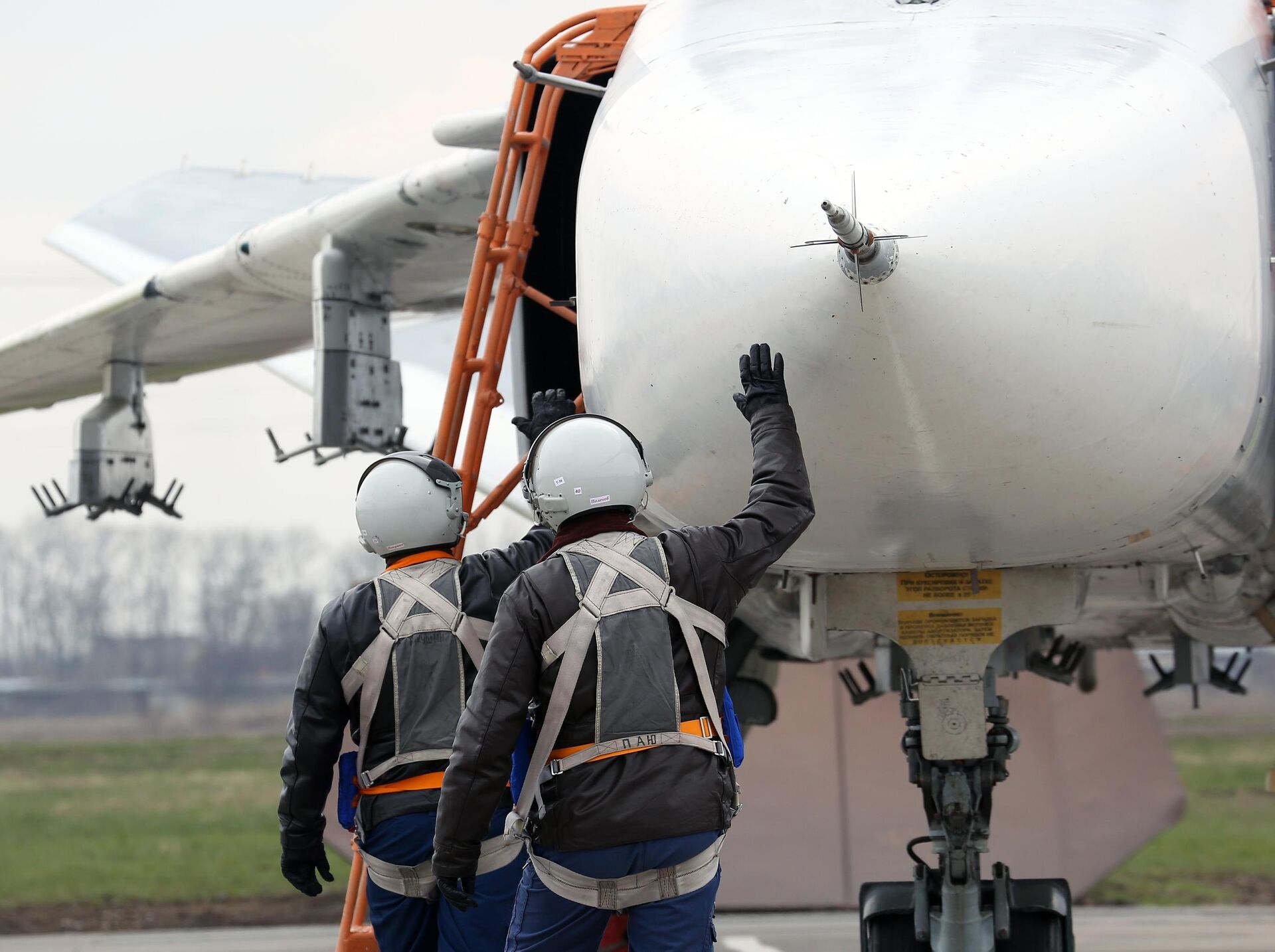 Пилоты у фронтового бомбардировщика Су-24М на летном поле во время окружного этапа конкурса Авиадартс-2019 в Краснодарском крае - РИА Новости, 1920, 19.03.2021