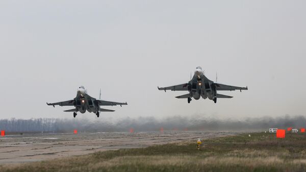 Многоцелевые истребители Су-27 совершают посадку во время окружного этапа конкурса Авиадартс-2019 в Краснодарском крае