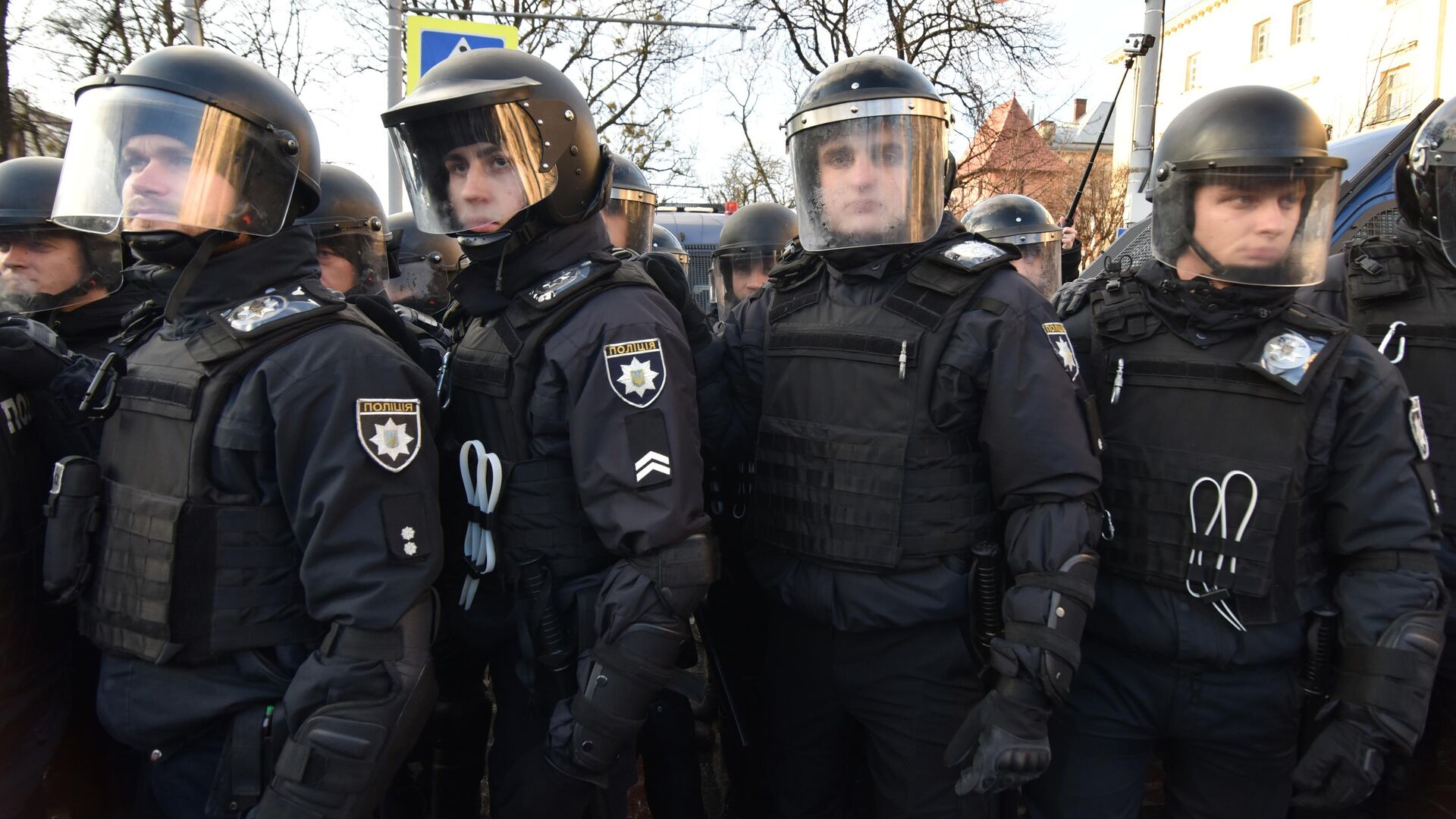 Сотрудники полиции дежурят во время проведения акции против президента Украины Петра Порошенко во Львове. 28 марта 2019 - РИА Новости, 1920, 07.11.2020