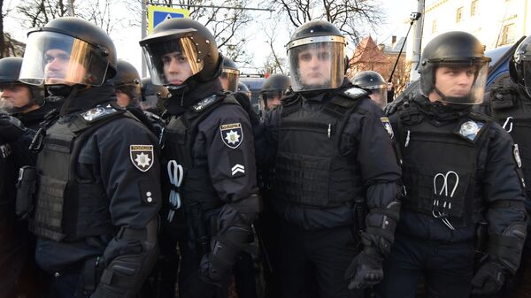 Сотрудники полиции дежурят во время проведения акции против президента Украины Петра Порошенко во Львове. 28 марта 2019