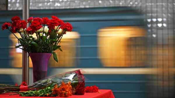 Цветы в память о жертвах теракта 29 марта 2010 года