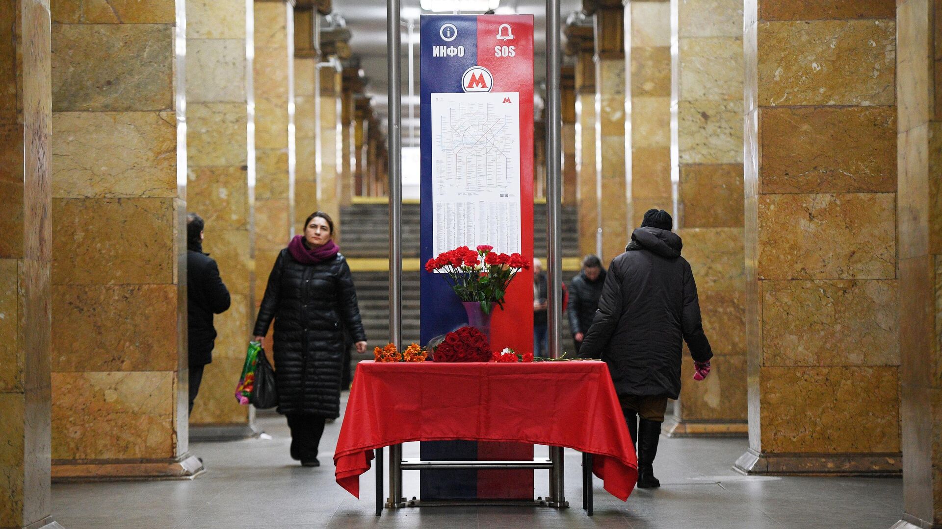 Цветы на станции московского метрополитена Парк культуры в память о жертвах теракта 29 марта 2010 года - РИА Новости, 1920, 25.10.2021