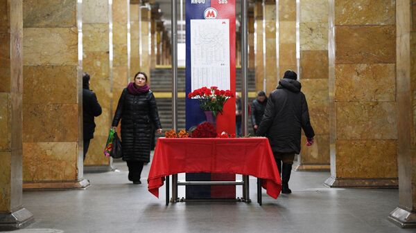 Цветы на станции московского метрополитена Парк культуры в память о жертвах теракта 29 марта 2010 года