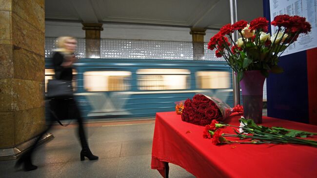 Цветы на станции московского метрополитена Парк культуры в память о жертвах теракта 29 марта 2010