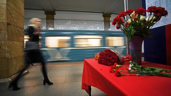 Цветы на станции московского метрополитена Парк культуры в память о жертвах теракта 29 марта 2010