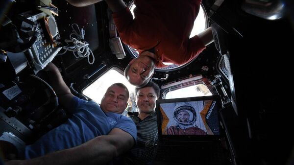 Космическое селфи с борта МКС от Олега Кононенко, Алексея Овчинина и Давида Сен-Жака. Архивное фото