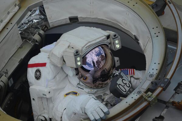 Выход в открытый космос астронавтов NASA Энн Макклейн и Ника Хейга