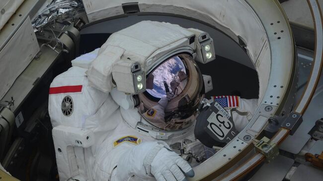 Выход в открытый космос астронавтов NASA Энн Макклейн и Ника Хейга. Архивное фото