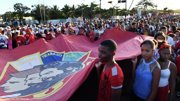 Участники первомайской демонстрации в Сантьяго-де-Куба в День международной солидарности трудящихс