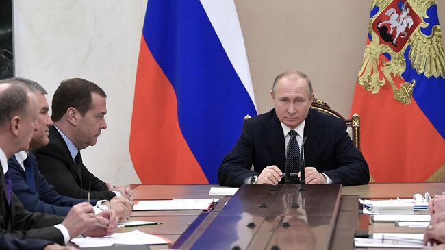 Владимир Путин и председатель правительства РФ Дмитрий Медведев на совещании с постоянными членами Совета безопасности РФ. 29 марта 2019