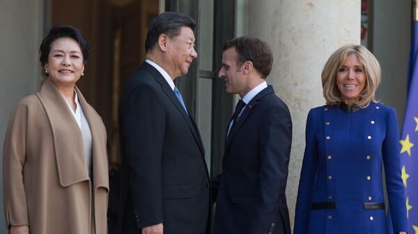 Президент Франции Эммануэль Макрон с супругой Бриджит и председатель КНР Си Цзиньпин с супругой Пэн Лиюань во время встречи в Париже
