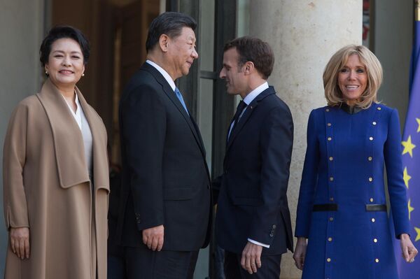 Президент Франции Эммануэль Макрон с супругой Бриджит и председатель КНР Си Цзиньпин с супругой Пэн Лиюань во время встречи в Париже