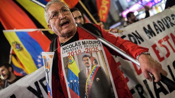 Участник акции в поддержку легитимного президента Венесуэлы Николаса Мадуро в Мадриде