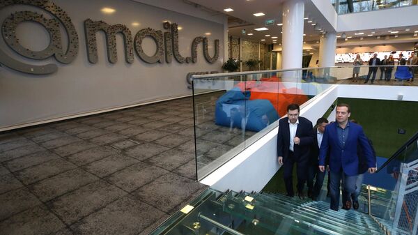 Председатель правительства РФ Дмитрий Медведев и генеральный директор Mail.Ru Group Борис Добродеев во время осмотра офиса компании Mail.ru Group