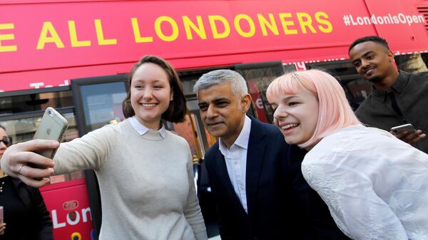 Мэр Лондона Садик Хан во время старта автобусного турне миграционных юристов