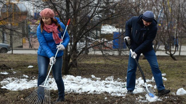 Жители города участвуют в уборке сквера во время общегородского субботника