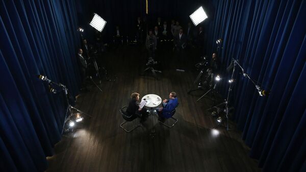 Председатель правительства РФ Дмитрий Медведев и телеведущая Яна Чурикова во время интервью в офисе компании Mail.ru Group в Москве. 29 марта 2019