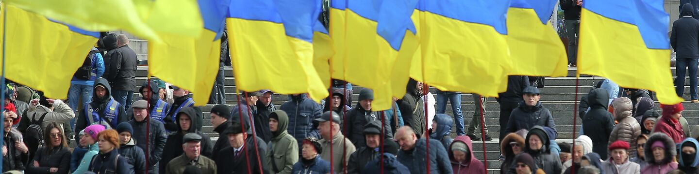 Украинские флаги на площади Независимости в Киеве