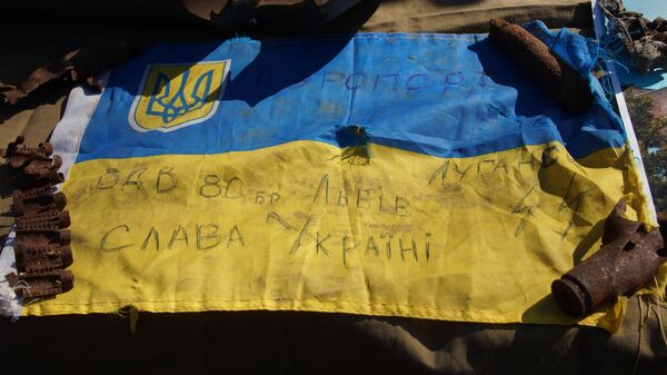 Флаг Украины - экспонат выставки свидетельств военной агрессии ВСУ в Луганске