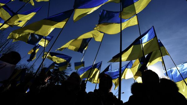Люди с флагами Украины в Киеве 