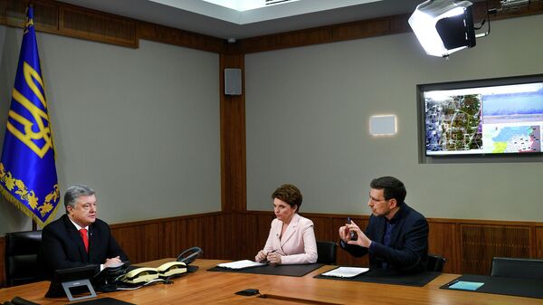 Президент Украины Петр Порошенко беседует с журналистами в ситуационной комнате 