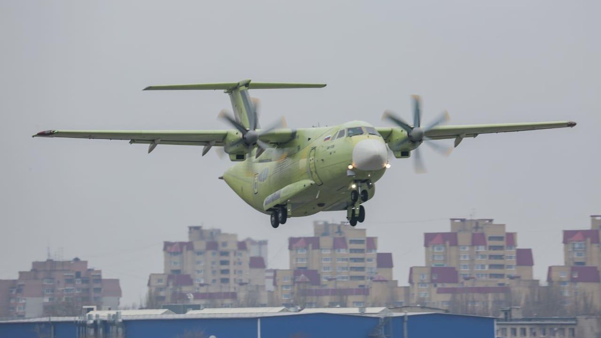 Российский легкий военно-транспортный самолет Ил-112В во время первого полета Российский легкий военно-транспортный самолет Ил-112В во время первого полета - РИА Новости, 1920, 17.08.2021