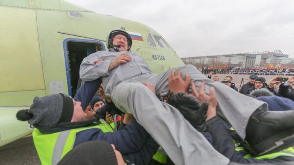 Летчик-испытатель ПАО Ильюшин Николай Куимов после первого испытательного полета самолета Ил-112В. 30 марта 2019