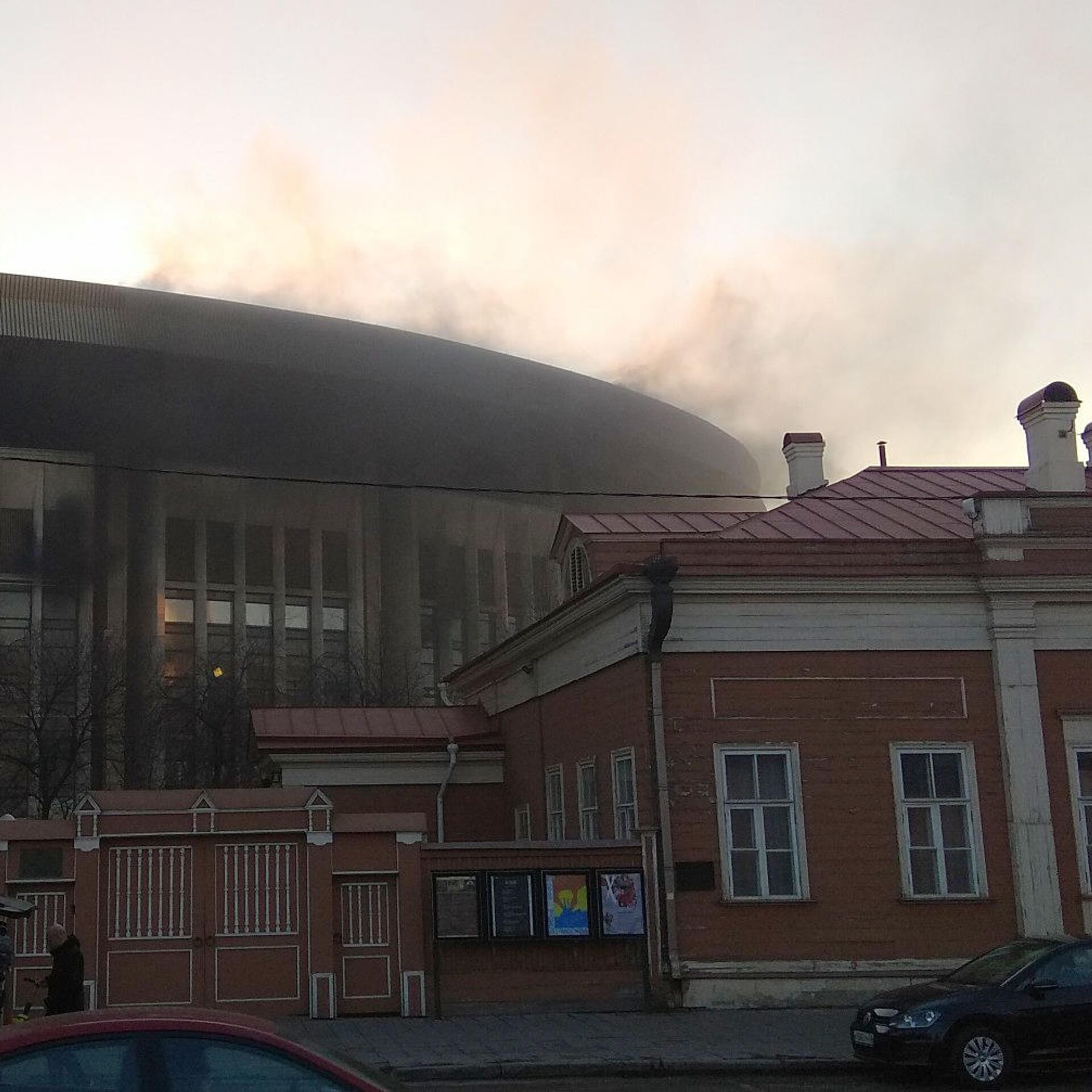 В Москве загорелся спорткомплекс 