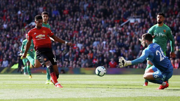 Форвард Манчестер Юнайтед Маркус Рашфорд забивает мяч в ворота Уотфорда