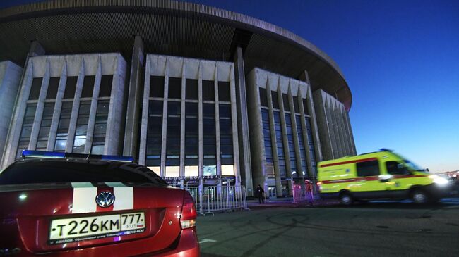 Машина скорой помощи у спорткомплекса Олимпийский в Москве во время пожара. 30 марта 2019