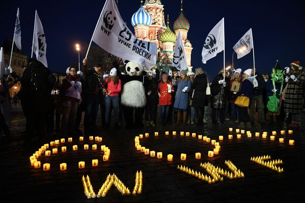 Участники экологической акции Час Земли на Красной площади в Москве. 30 марта 2019