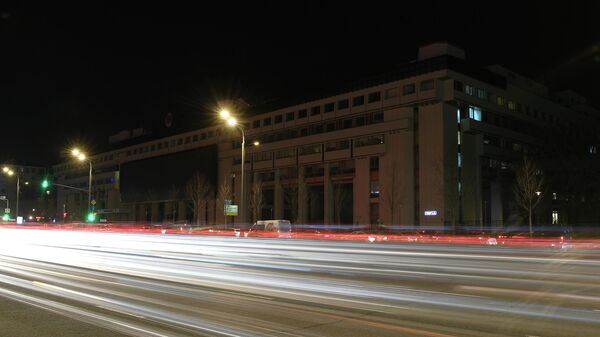 Здание МИА Россия сегодня на Зубовском бульваре в Москве до и после отключения подсветки в рамках экологической акции Час Земли