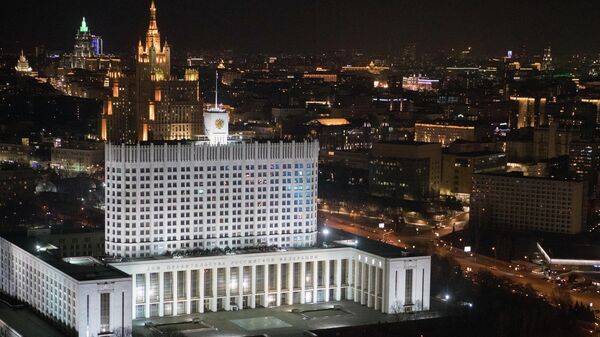 Здание Дома правительства РФ до и после отключения подсветки в рамках экологической акции Час Земли