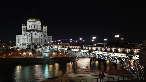 Храм Христа Спасителя в Москве до и после отключения подсветки в рамках экологической акции Час Земли