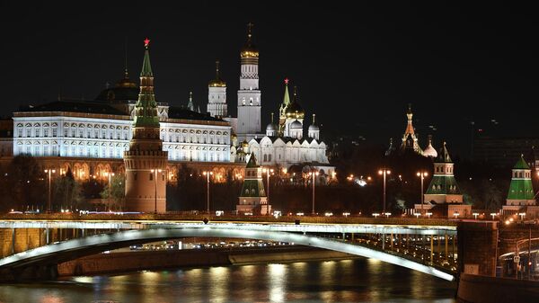 Московский Кремль до и после отключения подсветки в рамках экологической акции Час Земли