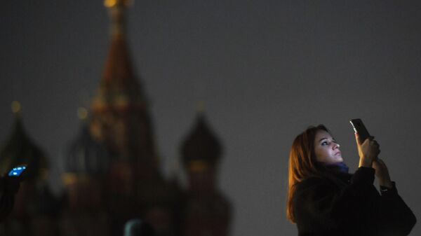 Девушка на Красной площади в Москве во время отключения подсветки в рамках экологической акции Час Земли. Архивное фото