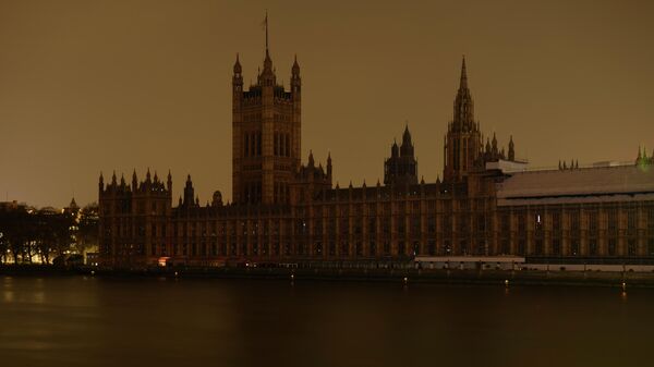 Вестминстерский дворец в Лондоне после отключения подсветки в рамках экологической акции Час Земли