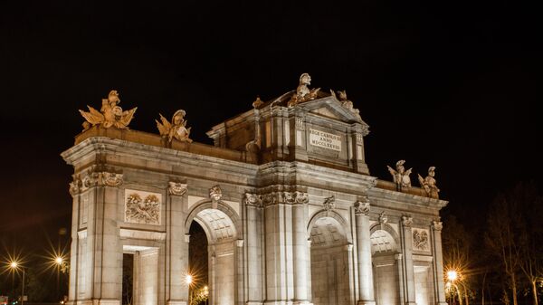 Ворота Алькала на площади Независимости в Мадриде до и после отключения подсветки в рамках экологической акции Час Земли