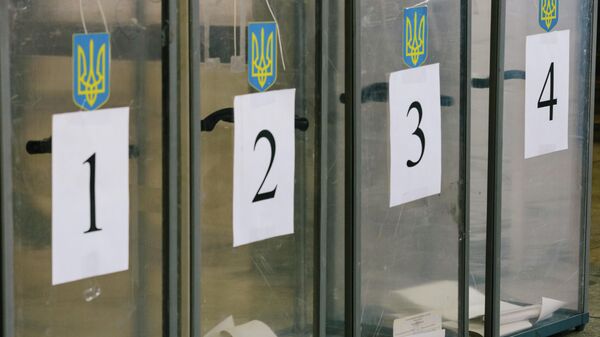 Урны для голосования на избирательном участке в Харькове. 31 марта 2019
