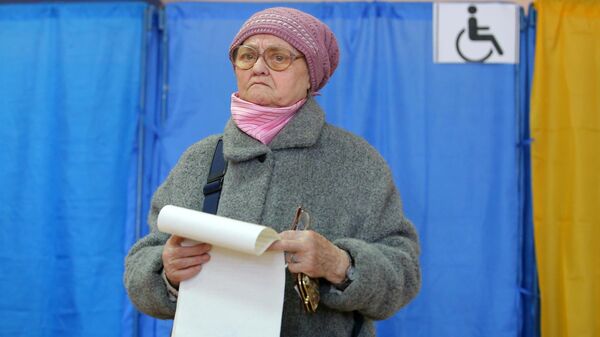 Пожилая женщина во время голосования на выборах президента Украины на одном из избирательных участков Киева. 31 марта 2019