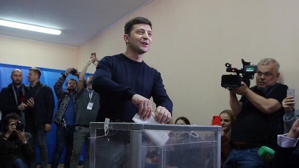 Кандидат в президенты Украины, актер Владимир Зеленский во время голосования на президентских выборах на одном из избирательных участков Киева. 31 марта 2019