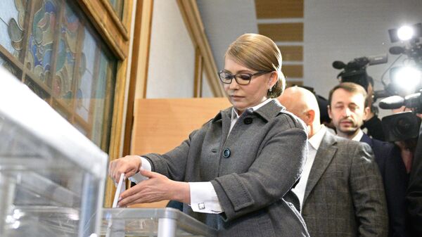 Кандидат в президенты Украины Юлия Тимошенко опускает бюллетень в урну на одном из избирательных участков Киева во время голосования на президентских выборах на Украине. 31 марта 2019