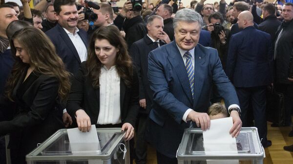 Действующий президент Украины Петр Порошенко с дочерьми на избирательном участке в Киеве во время голосования на президентских выборах.