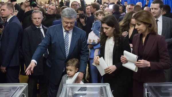 Действующий президент Украины Петр Порошенко с супругой и детьми на избирательном участке в Киеве во время голосования на президентских выборах