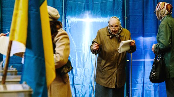 Жители Харькова на одном из избирательных участков города во время голосования на президентских выборах на Украине