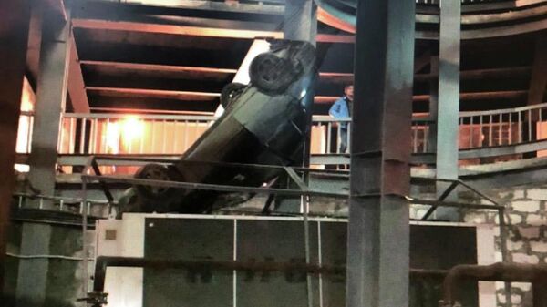 Железнодорожном районе Самары автомобиль с людьми упал  с 4 этажа парковки ТЦ Гудок. 31 марта 2019