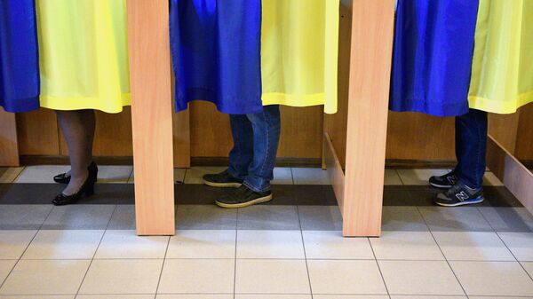 Люди во время голосования на выборах президента Украины на одном из избирательных участков Киева