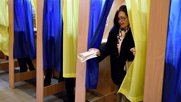 Женщина во время голосования на выборах президента Украины на одном из избирательных участков Киева